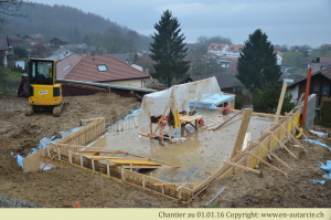 La construction des murets autour des radiers permettra d'isoler les fondations, puis d'insérer de la masse thermique à l'intérieur de la maison.