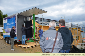 15.04.16 Le centre de compétence en énergie solaire (SPF) de Rapperswil vient tester les modules photovoltaïques avant de les monter.  Les ingénieurs de Soleol (l'installateur) suivent le processus.