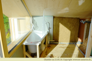21.05.2016 La première partie de la couche de corps (argile, sable et paille) sèche dans la salle de bain (à droite de la baignoire).