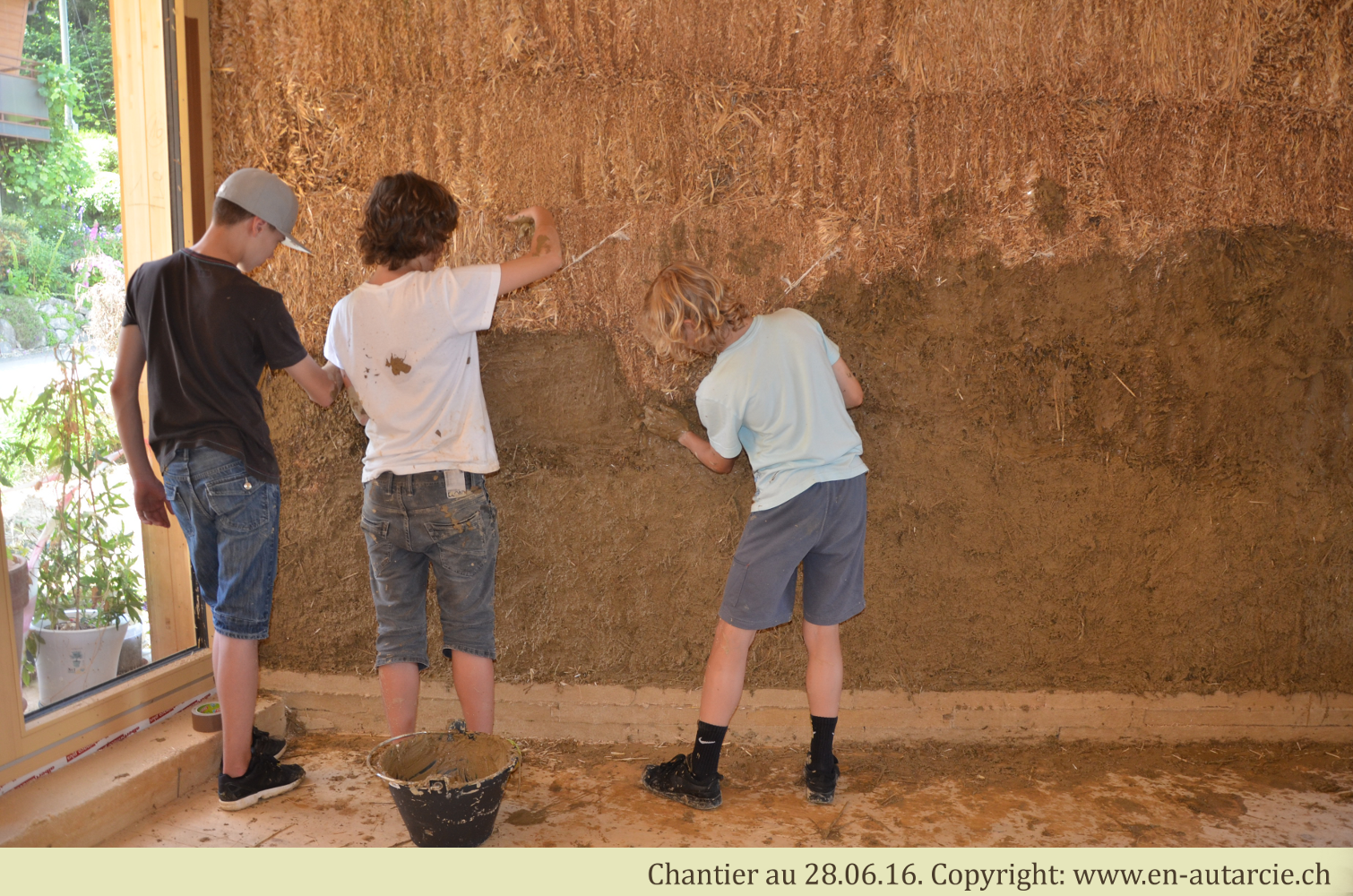 28.06.16 - 40 élèves de 9ème année viennent découvrir les crépis en terre (photo prise juste avant que la bataille de boue ne commence...)